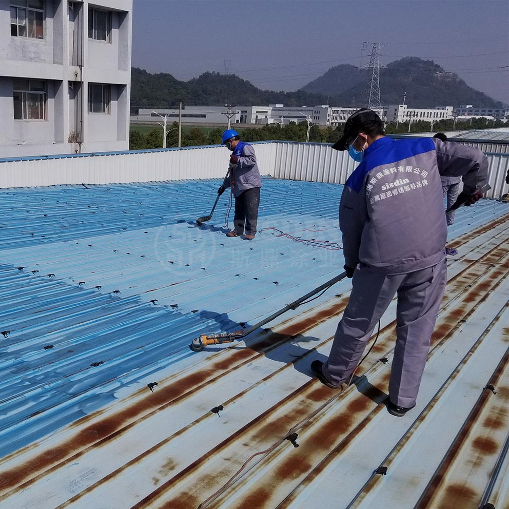 专业施工团队正在为一大型厂房金属屋面彩钢瓦翻新防腐项目除锈作业